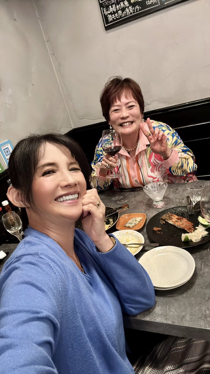 makino_michiko's tweet photo. 一昨日も会ってたよーな😅いやー、食べて飲んで喋った🤣話の10%はいちお打合せだけど🤣
お馴染みのお店。泡も赤ワイン🍷もお料理も全部美味しかった。彼女のイベントに誘われたことから全てが動きだしたので、同い年ですが😅今の私の産みの親なのですが、10数年の間に、何でも話せる女子友に。ありがたや💕
#特撮微熟女部　#牧野美千子　#女子会
