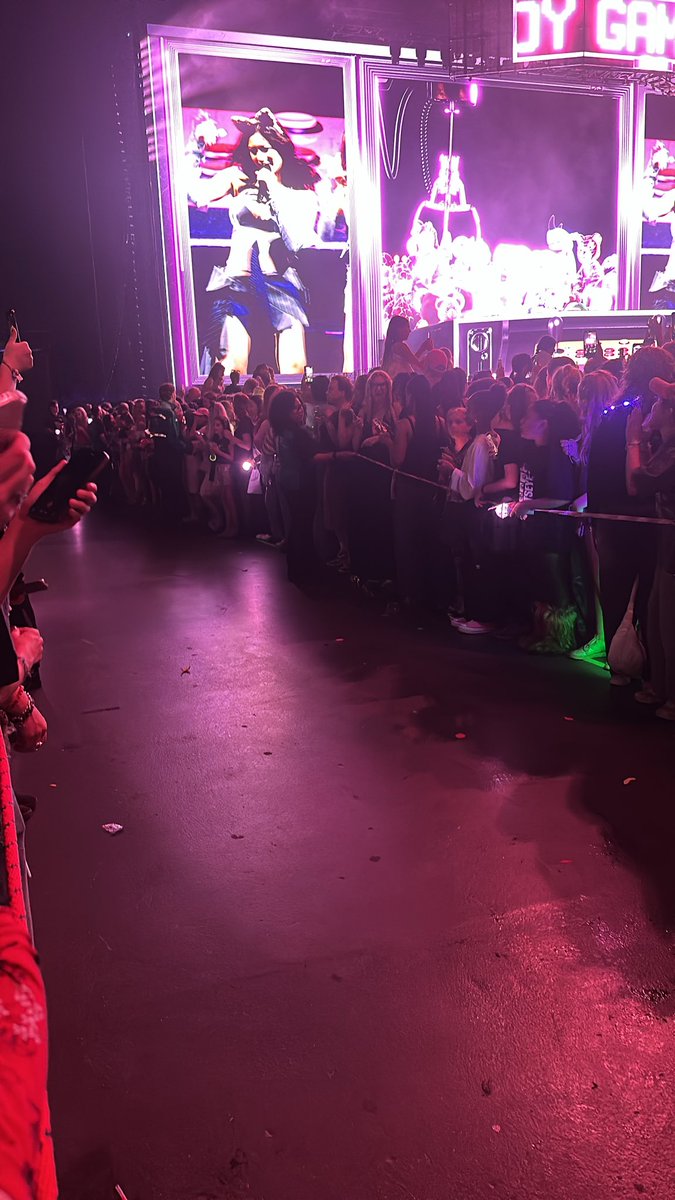 xcallmecaix's tweet photo. was in front of the barricade at tonight’s katseye concert but they never got to our side 😭 https://t.co/xVqNqJ8OBy