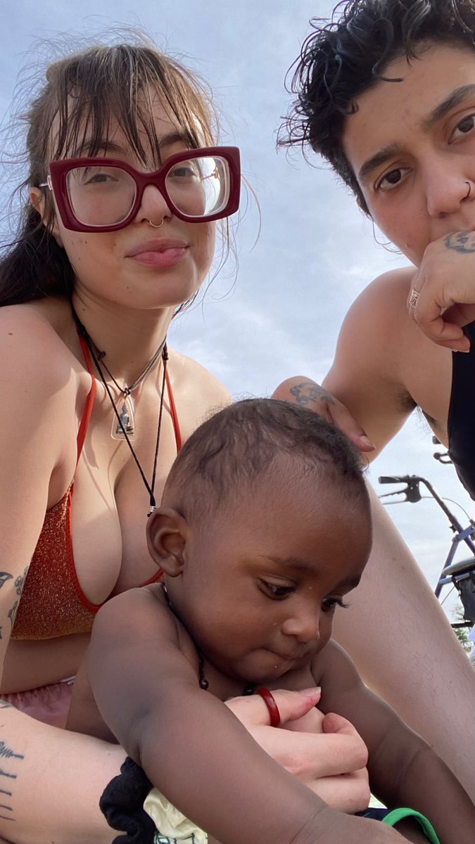 puchaiyanom's tweet photo. My lesbian family 👩🏻‍❤️‍💋‍👩🏻👶🏽 https://t.co/r2jCNFpKhm