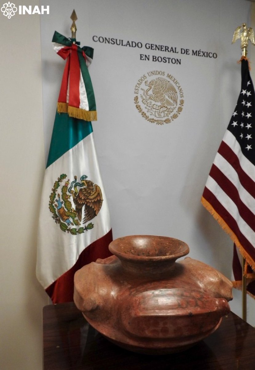 INAHmx's tweet photo. #ÚltimaHORA 🚨 Entregan a México milenaria pieza arqueológica de Colima

• Se trata de una vasija prehispánica que fue restituida por el Institute for Cacao and Chocolate Research.

Lee la nota completa: https://t.co/P4exDeY4su

📷 @SRE_mx https://t.co/LIOtNKNP2F