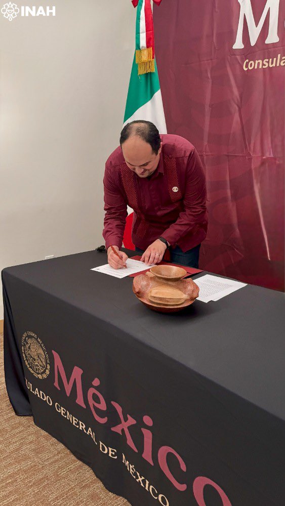 INAHmx's tweet photo. #ÚltimaHORA 🚨 Entregan a México milenaria pieza arqueológica de Colima

• Se trata de una vasija prehispánica que fue restituida por el Institute for Cacao and Chocolate Research.

Lee la nota completa: https://t.co/P4exDeY4su

📷 @SRE_mx https://t.co/LIOtNKNP2F