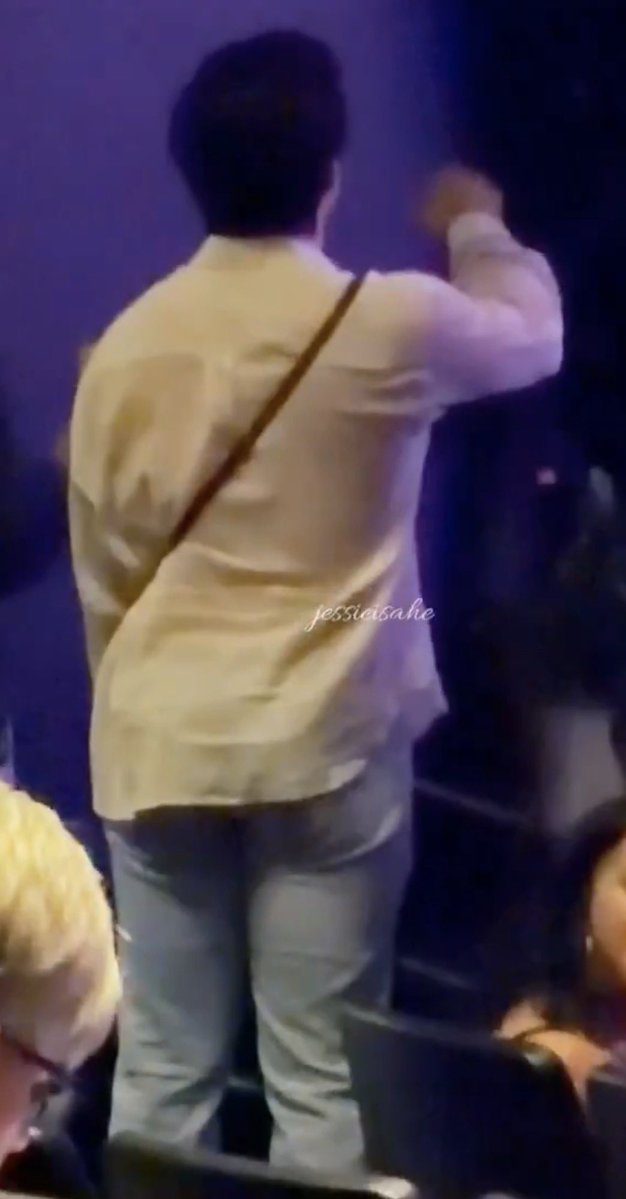 hudconfans's tweet photo. his ass took all my screen 👁️👁️ https://t.co/ISdJhUC692