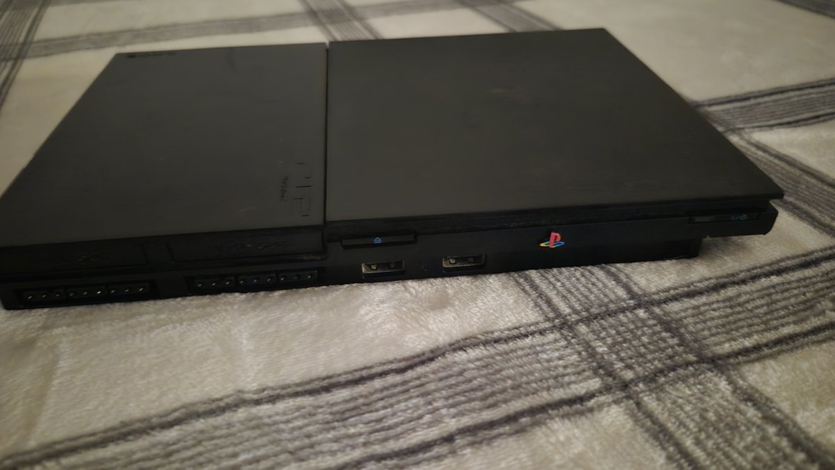 bartatinhaa's tweet photo. Meu tio me deu o play2 dele quando eu era criança, tipo 2013

Aí ele começou a namorar uma menina, pegou o videogame de volta sorrateiramente e deu pra ela de presente 

Agr ele deixou uma sacola aq em casa e falou q é meu. Eu abri e ele estava lá.

Por onde andou, oq presenciou https://t.co/hmKLnIQRMR