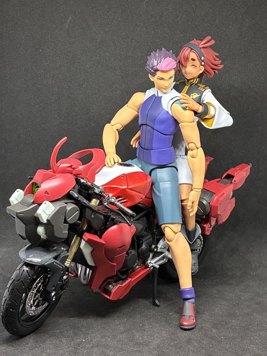 Damien_Omen72's tweet photo. グエスレでツーリングデート⁉︎

青春フロンティアに触発されて作ったバイク版ダリルバルデを使用。

SHFグエルは上着外せるようにしてあるのでスレッタにも掛けてあげられます。

しかし後部装飾のせいでタンデムしにくいな。笑

#グエスレ
#水星の魔女 https://t.co/scQ5uVJOMQ