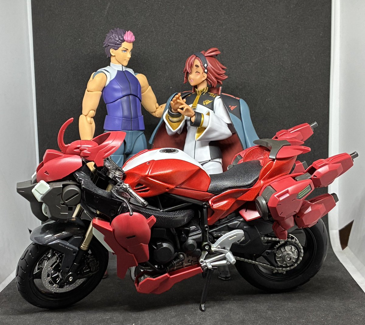 Damien_Omen72's tweet photo. グエスレでツーリングデート⁉︎

青春フロンティアに触発されて作ったバイク版ダリルバルデを使用。

SHFグエルは上着外せるようにしてあるのでスレッタにも掛けてあげられます。

しかし後部装飾のせいでタンデムしにくいな。笑

#グエスレ
#水星の魔女 https://t.co/scQ5uVJOMQ