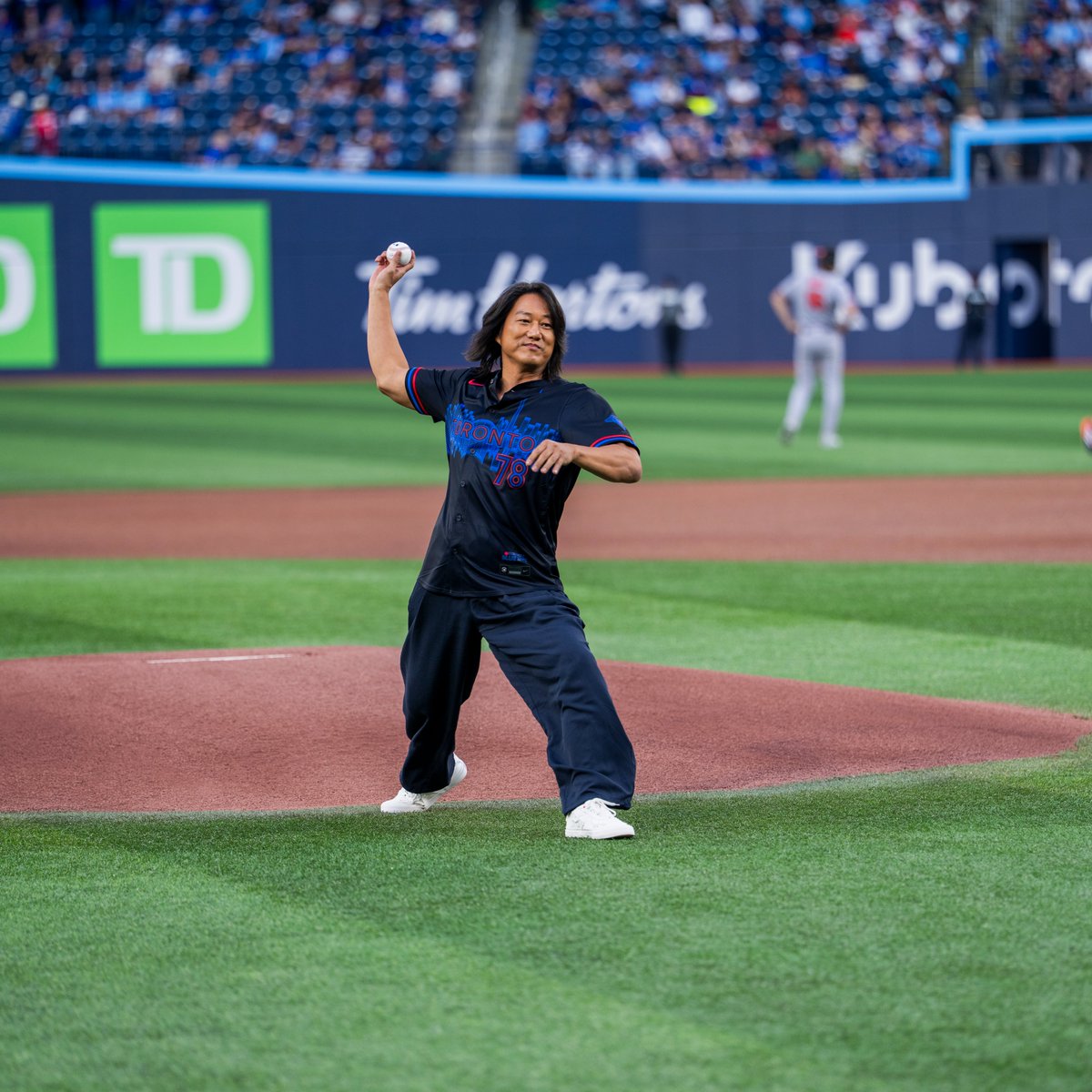 BlueJays's tweet photo. Star sighting in Toronto ⭐️🎥

Actor and Director Sung Kang threw tonight's First Pitch! https://t.co/QMvNdtrqqG