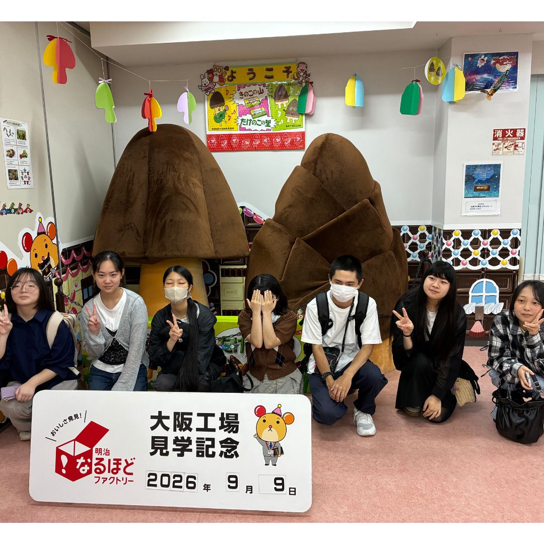 kouei_3day's tweet photo. #甲英高校 #3day
#希望者イベント で #明治なるほどファクトリー大阪 に行ってきました。
講義ではカカオ豆の歴史や栽培、チョコレートになるまでの過程を五感で感じながら教わることができ、#きのこの山 と #たけのこの里 の製造ラインを見学しました。流れてくる「きのこ」に生徒は大興奮でした。 https://t.co/bYphcmJ11Y