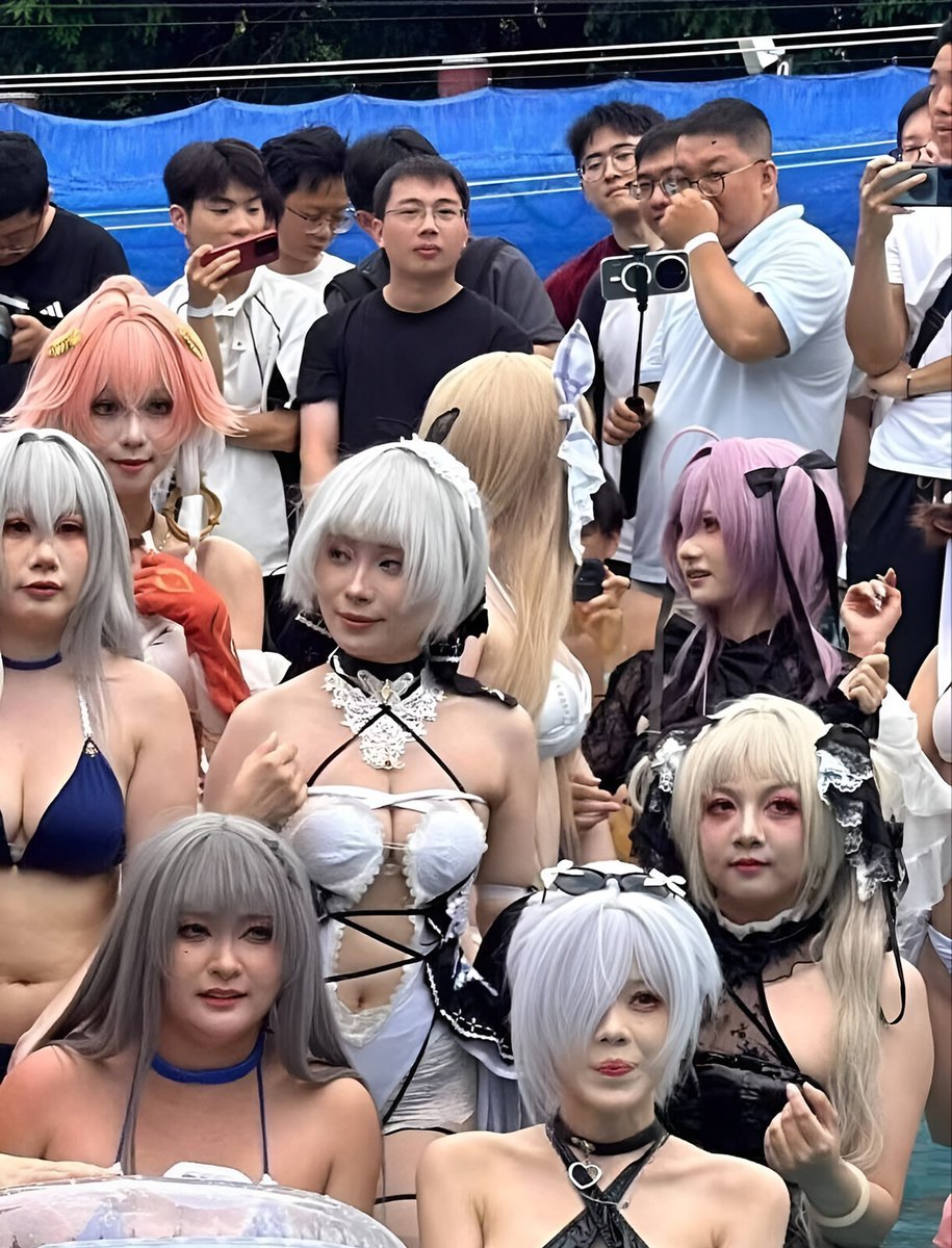 animetrends's tweet photo. LAS APARIENCIAS ENGAÑAN

Unas fotos del antes y después de un grupo de cosplayers en una piscina confirmaron que las herramientas de generación de imágenes ya cruzaron un límite bastante bizarro.

La captura original mostraba la escena real: cuerpos normales, texturas de piel y una simple lona plástica de fondo. Para la versión final, la inteligencia artificial no solo adelgazó a las chicas y les agrandó los ojos, sino que inventó un escenario tropical desde cero y le metió cirugía estética digital a los tipos del público que salían atrás.

La edición fotográfica en el cosplay ha servido históricamente para acercar la apariencia humana al diseño 2D de las series, pero la llegada de herramientas generativas ahora permite reconstruir escenarios enteros en segundos.

Le aplicaron filtro hasta a los mirones.