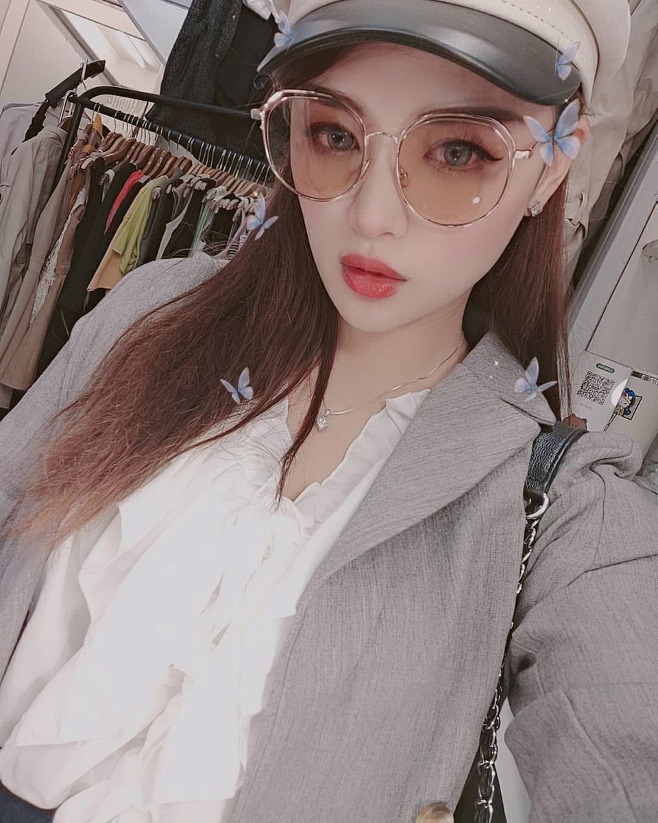 Lydia2zv's tweet photo. 更新….七年前的自拍🤳
忙碌的一天感謝大家❤️
先起來化妝了 https://t.co/12lFUF5aL6