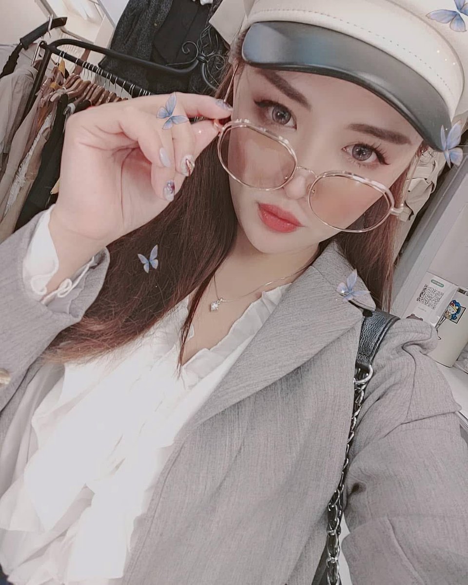 Lydia2zv's tweet photo. 更新….七年前的自拍🤳
忙碌的一天感謝大家❤️
先起來化妝了 https://t.co/12lFUF5aL6
