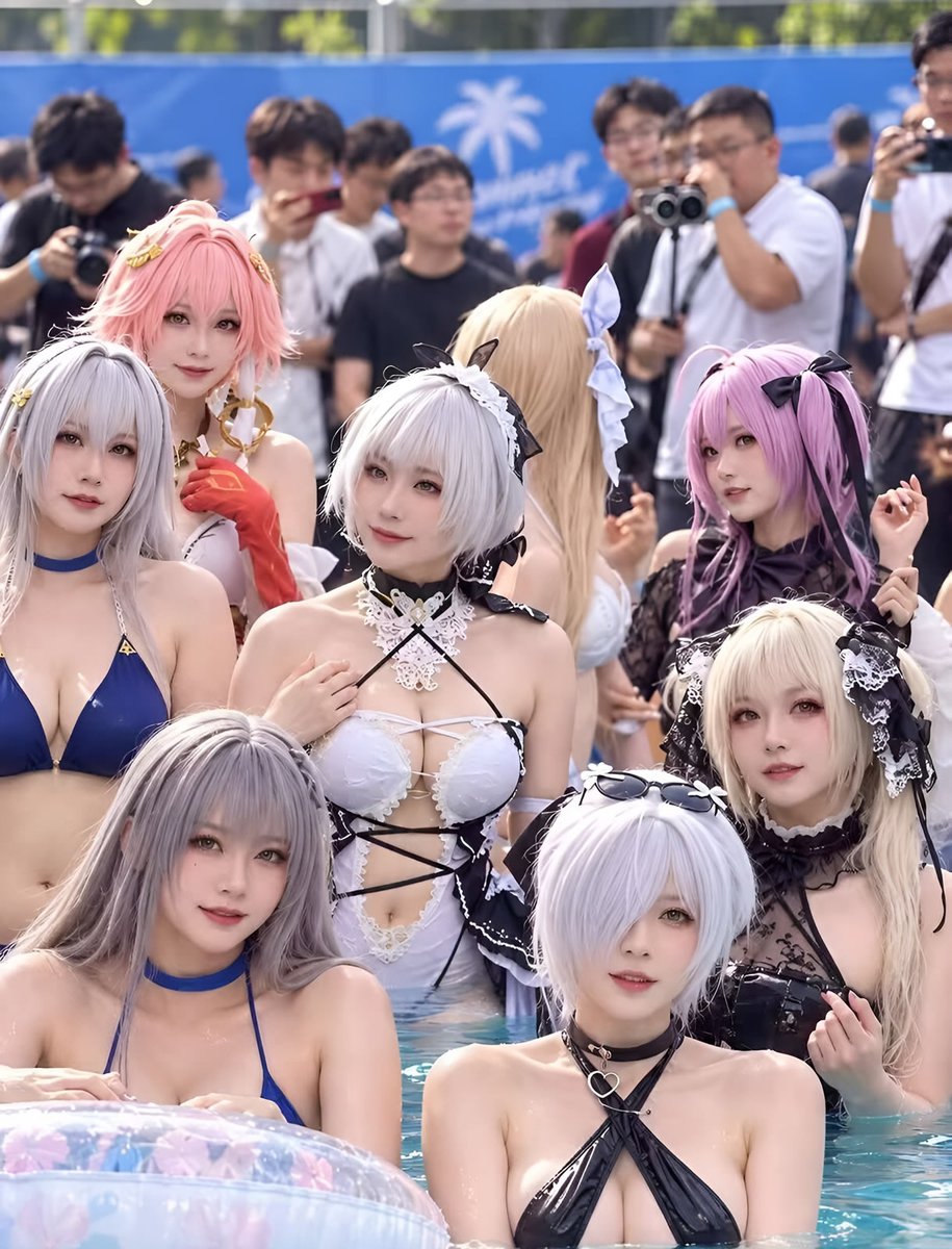 animetrends's tweet photo. LAS APARIENCIAS ENGAÑAN

Unas fotos del antes y después de un grupo de cosplayers en una piscina confirmaron que las herramientas de generación de imágenes ya cruzaron un límite bastante bizarro.

La captura original mostraba la escena real: cuerpos normales, texturas de piel y una simple lona plástica de fondo. Para la versión final, la inteligencia artificial no solo adelgazó a las chicas y les agrandó los ojos, sino que inventó un escenario tropical desde cero y le metió cirugía estética digital a los tipos del público que salían atrás.

La edición fotográfica en el cosplay ha servido históricamente para acercar la apariencia humana al diseño 2D de las series, pero la llegada de herramientas generativas ahora permite reconstruir escenarios enteros en segundos.

Le aplicaron filtro hasta a los mirones.