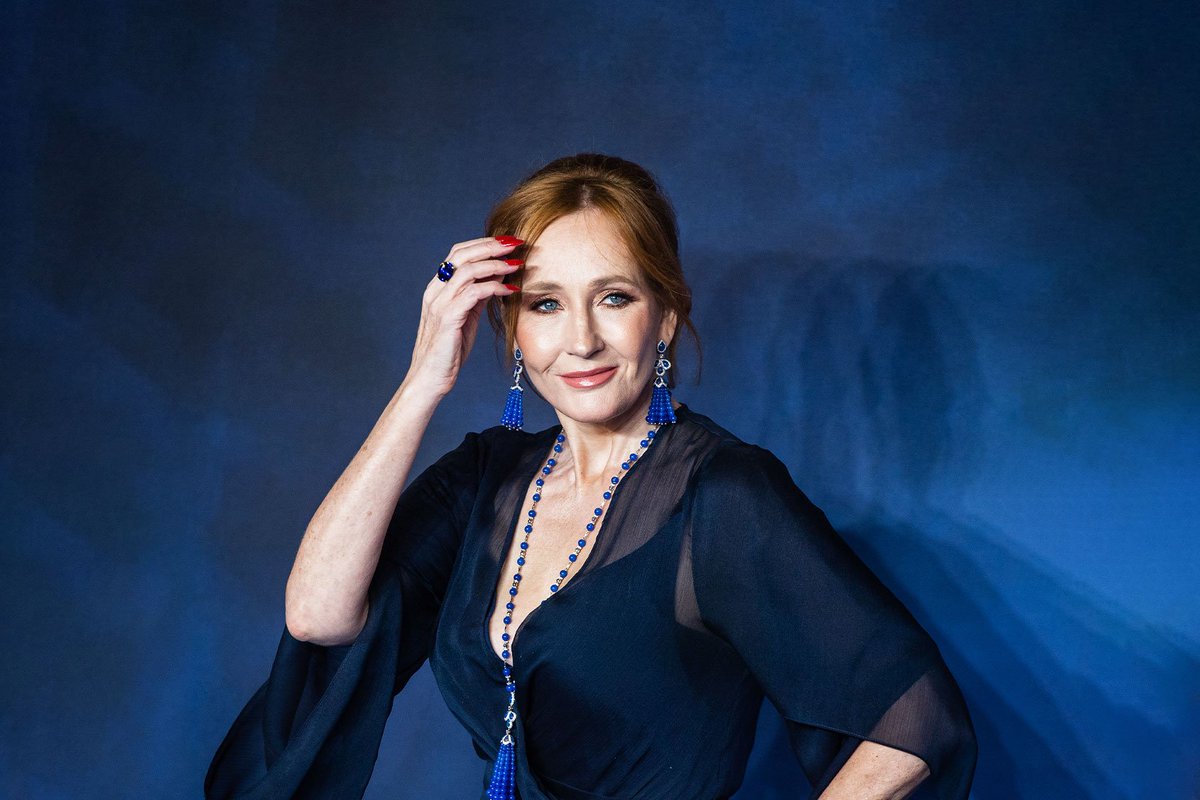 rkmndsfilm's tweet photo. Sampai sekarang masih suka mikir, kok J.K. Rowling bisa kepikiran bikin dunia Harry Potter sedetail itu ya 

Istilah-istilahnya, nama mantra, sekolah, makhluk, sampai hal-hal kecil di dunia sihir tuh kadang bikin mikir, “ini kepikiran dari mana anjir?” 

Ternyata dia memang udah punya banyak detail dunia Harry Potter sejak awal. Bahkan di akhir buku pertama, dia sudah tahu bagaimana cerita buku ketujuh bakal berakhir. Nama-nama dan mantra juga banyak yang dia buat sendiri atau ambil dari bahasa/istilah lama. 

Keren banget sih, segede itu dunia yang dia bangun cuma berawal dari ide seorang anak penyihir di perjalanan kereta. 😭