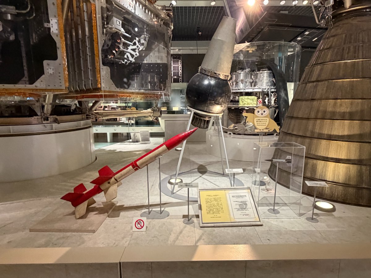 museum_kahaku's tweet photo. 🛸9月12日は…#宇宙の日🚀

本日は、地球館2階の「日本の宇宙開発」の展示をご紹介✨

ここでは、実際に宇宙に飛び立った人工衛星やロケットの実物を展示しています。
また、小惑星探査機はやぶさが持ち帰った、小惑星イトカワの微粒子の実物も見ることができます👀❗

貴重な資料をぜひご覧ください💫 https://t.co/lCVUhJDe8U