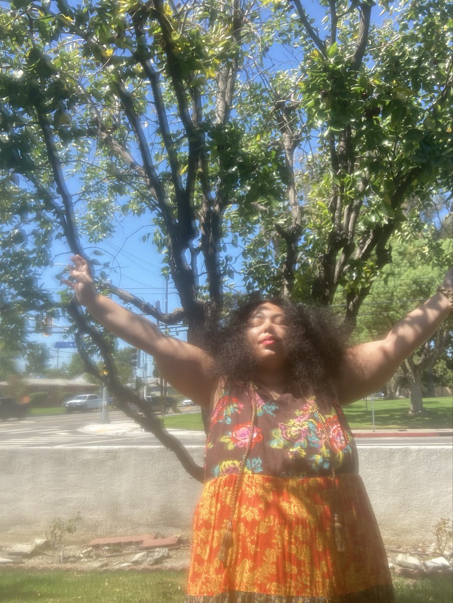 g_saverem's tweet photo. I feel so relaxed everything in my life is smooth sailing I can’t wait til all my fans can come see me for a convention I’ll have to book my gigs close to my home who knows I might make millions one day you can have that stay blessed 😇 https://t.co/HApRU2EYlT