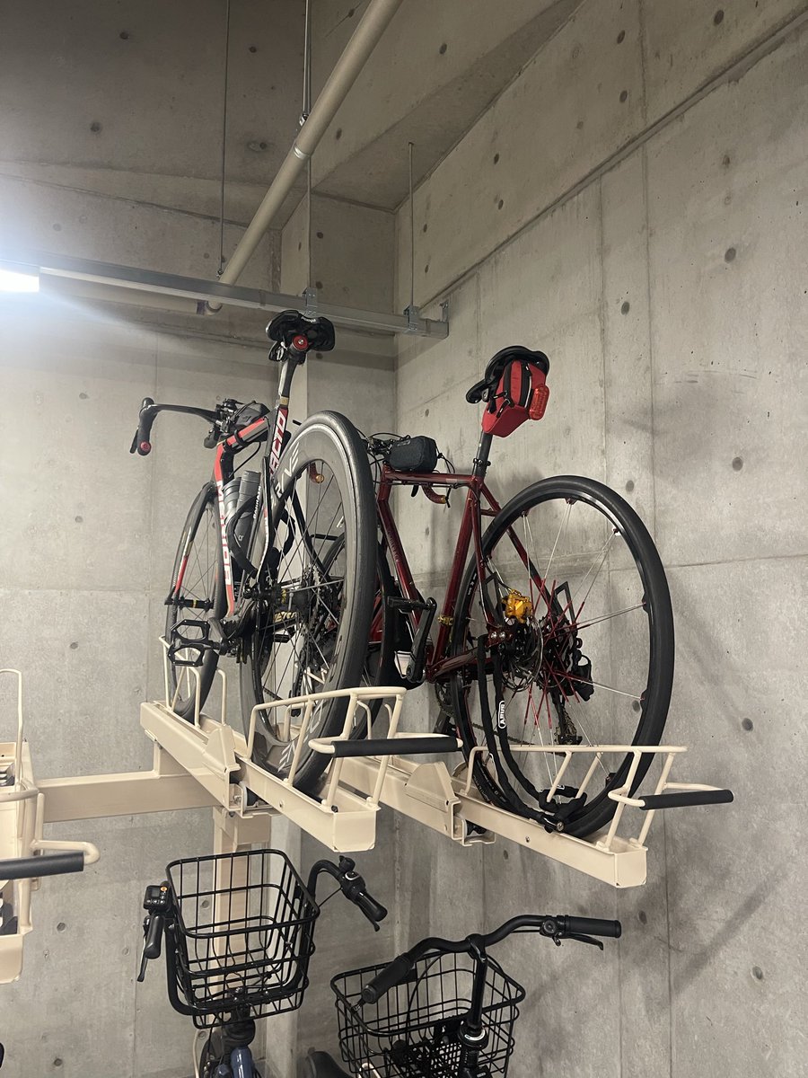 chara062's tweet photo. 「雨雲から逃げるはずが…雨雲と一緒に走ったライド☔️🚴‍♂️」

本日もいつものトレーニング🚴‍♂️

天気予報は雨☔️
でも、どうしても自転車に乗りたくて強行突破しました🤣

朝5時起床。
外を見ると雨がパラパラ…。

天気予報では「もう少しで止む」と出ていたので、それを信じて自転車を準備します。

本日の相棒はメリダ！
雨も考えてフラットペダル仕様です👍

出発する頃には、

「雨、止んでる？」

と思って外へ。

ところが最初の山道を抜けると、またパラパラ降ってくる☔️

とりあえずコンビニで朝食をゲットして作戦会議。

もう少ししたら止むはず…。

そう信じて、そのまま目的地まで突撃します🤣

ただ、路面は濡れて水たまりも多く、さすがに思い切って踏めません。

途中で依頼が入ったので少し寄り道。
何軒かこなして、そのまま大阪市内へ🚴‍♂️💨

昼からは雨が止む予報だったのに、降ったり止んだり…。

なんとも嫌な天気😅

そして、地獄の門番が管理している駐輪場へ🤣

自転車を停めようとすると、お馴染みの「あの自転車」を発見！

この自転車、個人的にけっこう好きな仕様なんですよね😆

せっかくなのでメリダと2ショット📸

予定を済ませて、再び走って帰宅します。

今日は雨雲から逃げるライド……

というより、

完全に「雨雲と一緒に走ったライド」でした☔️🚴‍♂️🤣

路面を気にしながら走ったせいか、いつものトレーニングより疲れた気がする🥱

晴れてる日に思いっきり踏みたい！！

#MARIDA #REACTO #ELITEWHEELS #Drive #65v #WheelTop #EDS #AGILEST #AGXERO #サイクリング #ロードバイク #ダイエット #筋トレ #ボディーメイク #減量