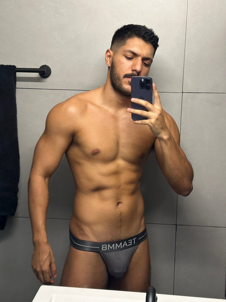 bascluis's tweet photo. post gym sesh 💦 https://t.co/ByyP6MtPiq