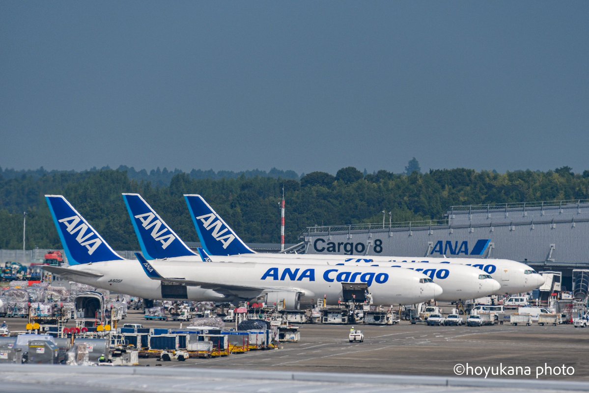 honaumakasunao's tweet photo. ⁡🔵全日空 Boeing 767-300 (JA605F) 🔵etc
⁡
成田の一角に並ぶ、3機のANA Cargo。
旅客機とはまた違う、働く飛行機のカッコよさ📦✈️⁡
⁡
 #全日空 #anacargo #aviationphotography  #flyana #成田空港 https://t.co/2BXj8l1Qbk