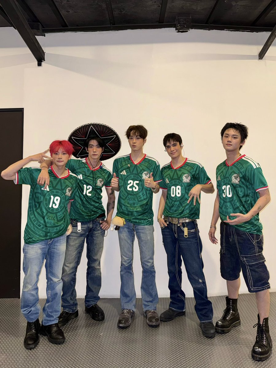 onepact_'s tweet photo. [ONE&amp;BEHIND❤️]

💚🤍❤️

#ONEPACT #원팩트
#OUTSHINE #MEXICO 
#ONE_BEHIND https://t.co/EdrGF2DbaM