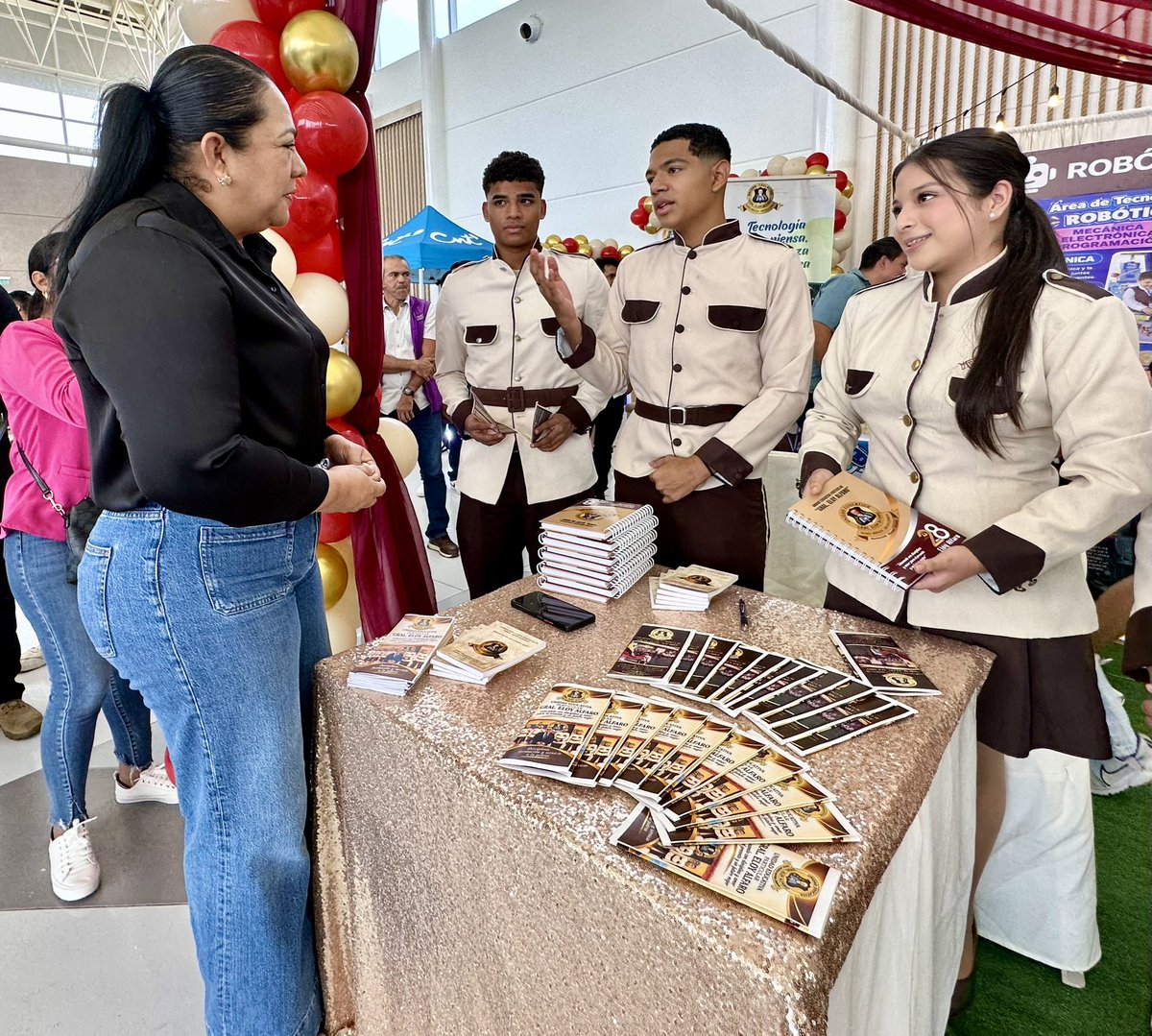 GoberManabi's tweet photo. En Manta se realizó una feria estudiantil enfocada en la erradicación del reclutamiento, uso y utilización de niñas, niños y adolescentes, una iniciativa impulsada por el Ministerio del Interior y la Policía Nacional para fortalecer la prevención y protección de nuestros jóvenes. https://t.co/KwATb6Vm4z