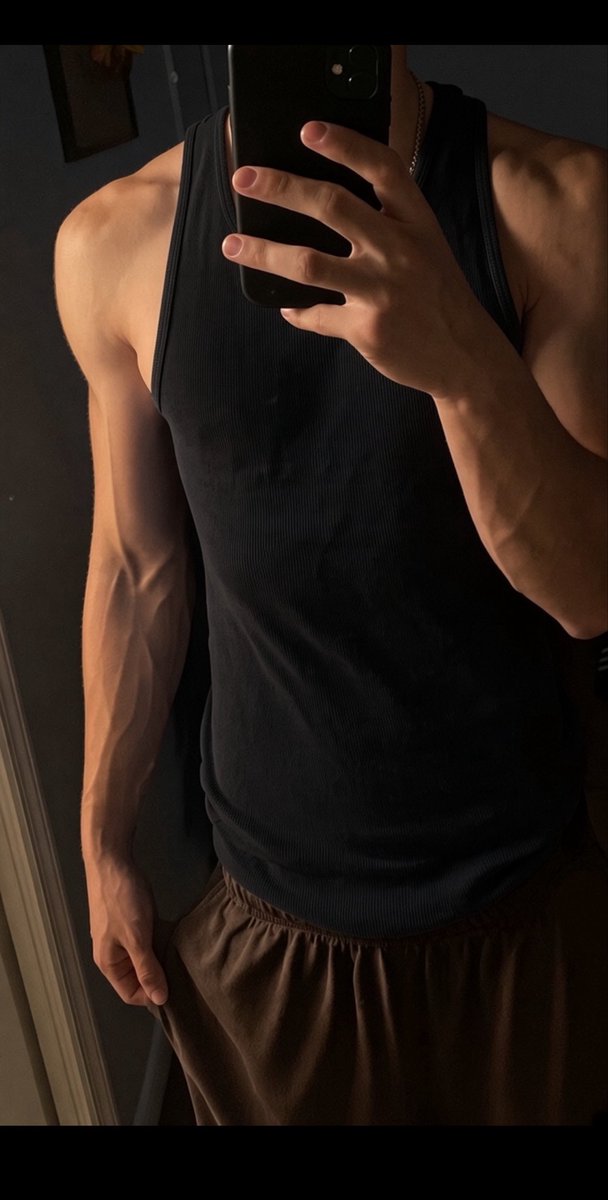 qwuleq's tweet photo. Like my arms? #nsfwtwt #arms #latino #horny https://t.co/g6zfl6nyyi