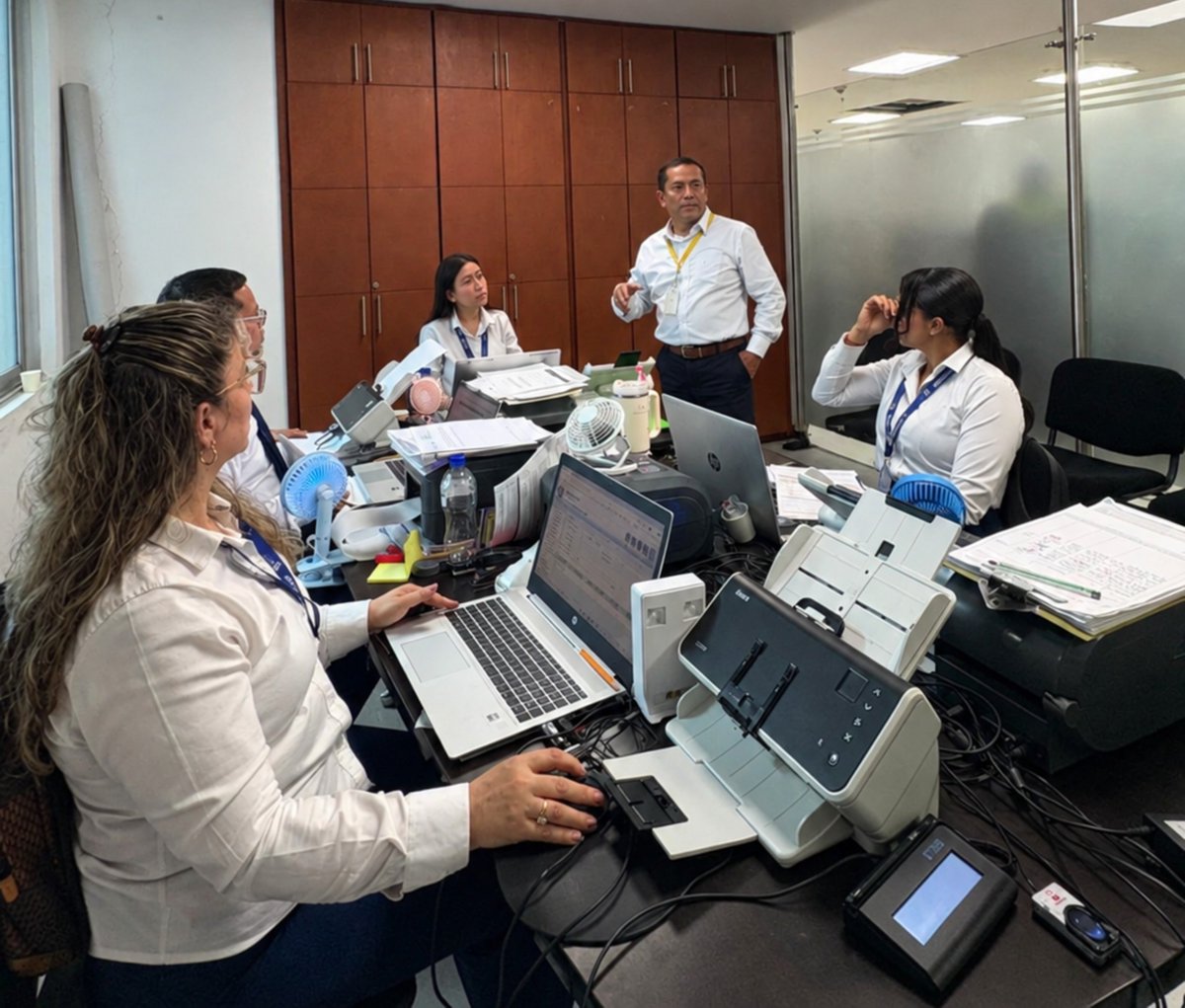 CajaHonor's tweet photo. ¡En Caja Honor trabajamos de cerca con nuestra gente! 

El nuevo Gerente General, CR (RA) Pedro Villaquirán, visitó los Puntos de Atención en Cali y Barranquilla, para reafirmar el compromiso de la Entidad de trabajar por el bienestar de nuestros afiliados y Veteranos. https://t.co/r9nzOmGmsU