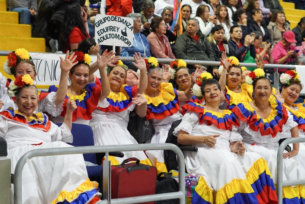 danielgarciacg's tweet photo. Cerramos el #FestivalDeVerano con “Nuevo Comienzo Distrital 2026”, una celebración de la energía, el talento y la experiencia de las personas mayores de Bogotá.

Desde el @IDRD promovimos este encuentro, que reunió a más de 1.500 asistentes y contó con 53 presentaciones en las categorías Bogotá Expresa Grupal e Individual, Bogotá se Recrea y Bogotá Emprendedora.

Bajo la Administración del alcalde @CarlosFGalan, seguimos construyendo una @Bogota más activa, incluyente y con oportunidades para todas las edades.