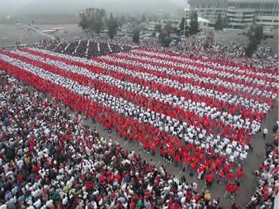 taxtekken's tweet photo. @FTX_YoungBoy I was 7 and my teacher only played the radio broadcast. They sent us home early then I watched a bit more on TV. My parents brought me to participate in this show of Patriotism in the wake of 9/11 https://t.co/9twSpPZ17I