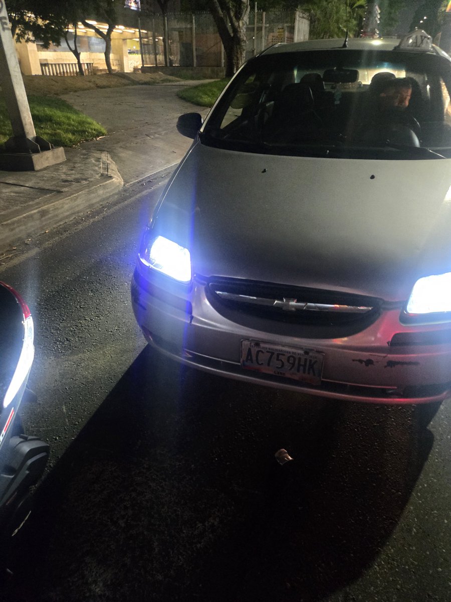 RomeritoEli's tweet photo. @Polibaruta este tipo me acaba de chocar y se dio a la fuga... 
Anda rodando, quizás es un Yummi o Ridery... si alguien lo conoce avise.
@InttContigo 
No hay ni un solo policía en la calle 🫩 https://t.co/uYOmdWkUzA