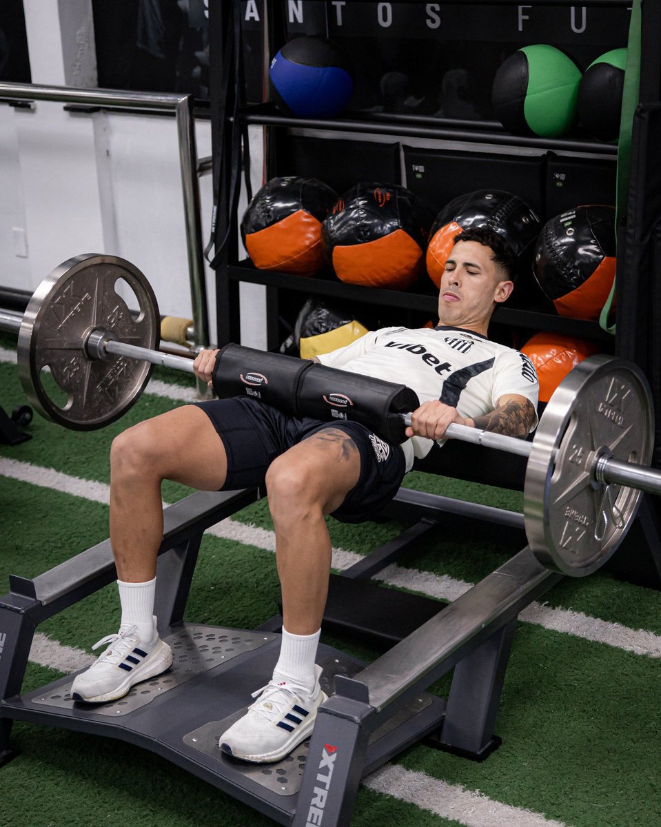SantosFC's tweet photo. Amanhã tem mais um jogo na Vila e a preparação fora de campo faz toda a diferença! 💪⚽️

Com os equipamentos da New Fitness, nossos atletas seguem trabalhando para os próximos desafios. https://t.co/neTe9XlKYD