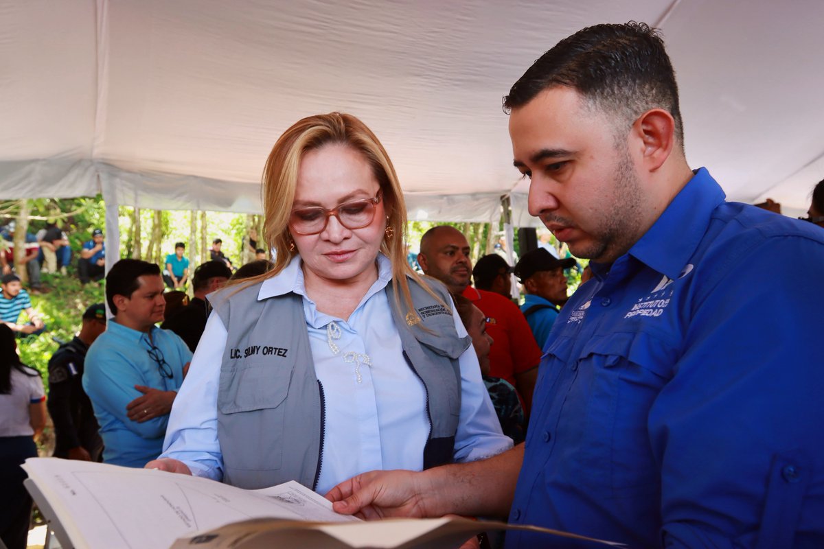 LuisTorresIP's tweet photo. Acompañamos al Presidente de la República, #NasryAsfura, en la inauguración del Centro Cívico de Palo Blanco, Nahuaterique, La Paz.
Desde el IP avanzamos en la descentralización y acercamiento de los servicios públicos, llevando la atención nacional más cerca de la ciudadanía. 🇭🇳 https://t.co/kS5Ll0ojvS