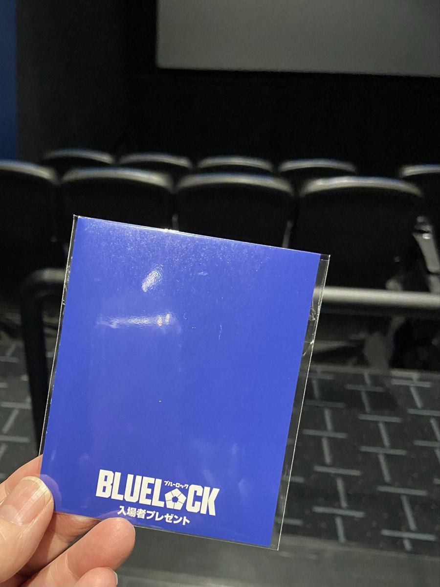 fumikohachi's tweet photo. 前、同じ劇場で観た時はガラガラで荷物を隣の席に置いちゃったりしたけど、今日はほぼ満席
入場者プレゼントのおかげ？

 #ブルーロック https://t.co/PagTTPx0Oc