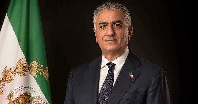 BehzadM0's tweet photo. جناب شاهزاده رضا پهلوی @PahlaviReza، 

این مکتوب نه گلایه‌ای مدنی است و نه خواهش‌های مرسوم روزگار؛ این صریح‌ترین بازخوانی و پرسش‌گری تاریخی از سوی یک شهروند مسئول و دغدغه‌مند است که از حق آزادی بیانش استفاده می‌کند.
بنده به عنوان یک ایرانی ملی‌گرا و معتقد به اصول مشروطیت، به جایگاه تاریخی شما به عنوان نماد نهاد پادشاهی مشروطه احترام می‌گذارم، اما دقیقاً به دلیل همین اهمیت، دیگر نمی‌توانم در برابر روند فرساینده و نگران‌کننده ماه‌های اخیر سکوت کنم. به همان اندازه که از فرقه تبهکار و اشغالگر حاکم بر تهران بیزارم، از انفعال و بی‌برنامگی حاکم بر دفتر شما نیز منزجرم. شما در حال حراج کردن کارنامه و دکترین پهلوی هستید. مردم ایران در برابر دژخیمان جمهوری اسلامی سینه سپر نکرده‌اند تا شما در قبال این همه خون، دور خودتان ویترینی از بانیان فاجعه ۵۷، توابین پشیمان رژیم و مارکسیست‌های سابق را جمع کنید.
سوالات زیادی در ذهنم هست که مطمئنم امروز سوال و دغدغه خیلی‌هاست؛ پرسش‌هایی که پاسخ به آن‌ها حق مردمی است که بلاتکلیف مانده‌اند:
خروجی عینی این همه سفر دیپلماتیک و کنفرانس بی‌ثمر در این ماه‌های خونین چه بوده است؟ طرح‌های رویایی برای ایران فردای براندازی به کار کشوری که اکنون تحت اشغال است نمی‌آید؛ اول باید ایران را پس گرفت. مکانیسم عملیاتی و عینی شما برای سرنگونی این رژیم چیست؟
چرا دفتر شما به پناهگاه امن کسانی تبدیل شده که در کارنامه‌شان لکنت زبان درباره تمامیت ارضی ایران دیده می‌شود، اما مهره‌های اصیل و کارآمد ملی‌گرا پشت درهای بسته به حاشیه رانده و طرد می‌شوند؟ دلیل سکوت مرگبار شما در برابر ادبیاتی که حاکمیت ملی و تمامیت ارضی ایران را تهدید می‌کند چیست؟ آیا اساساً از عمق پروژه‌ها، مناسبات مالی و ارتباطات اعضای تیم خود با نهادها و دولت‌های خارجی مطلعید؟
دلیل اعلام وفاداری شما به اعضای تیمتان چه بود؟ مگر غیر از این است که شما باید صرفاً به ایران، ملت و قانون اساسی وفادار باشید؟ بنده شخصاً معتقدم فراخوانی که برای روزهای ۱۸ و ۱۹ دی‌ماه دادید کاملاً درست بود، اما بر اساس اطلاعات اشتباه و فریبنده‌ای صادر شد که مشاورانتان به شما تزریق کرده بودند؛ از جمله ماجرای موهوم ۱۶۰ هزار ریزشی در بدنه نظام یا ادعای ارتباط با داخل ایران از طریق استارلینک. آیا شما برای این اطلاعات گمراه‌کننده که به بهای جان، بازداشت و سرکوب ده‌ها هزار ایرانی بی‌دفاع تمام شد (و البته مسئول مستقیم آن جمهوری اسلامی بود)، کسی از مشاوران خود را توبیخ یا اخراج کردید؟ دلیل افتخار علنی شما به پیشینهٔ اصلاح‌طلبی و دفتر تحکیمی بودن مشاورانتان چیست؟
جناب شاهزاده، شما یک سلبریتی یا فعال مدنی معمولی نیستید؛ شما نماینده مشی شاهان بزرگی چون رضاشاه پهلوی و محمدرضاشاه فقید هستید. مشی مصلحت‌جویانه و بیش از حد ملایم شما با منطق قاطع پدر و پدربزرگتان در حفظ اقتدار ایران فرسنگ‌ها فاصله دارد. مشاوران پروژه‌بگیر شما، شما را به سمتی هدایت کرده‌اند که از راهبردهایی دفاع کنید که نهاد پادشاهی، ارتش ملی و حاکمیت ملی ایران را تضعیف می‌کنند. دلیل سکوتتان در مقابل این تناقضات چیست؟
آیا هنوز به سوگندی که در قاهره برای حفظ قانون اساسی و سلطنت قانونی ایران به جای آوردید پایبندید، یا آن قسم تاریخی فدای لبخند رسانه‌های چپ شده است؟ یک‌بار برای همیشه تکلیف خود را با تاریخ روشن کنید؛ اگر بار این میراث و آن سوگند برای شانه‌هایتان سنگین است، صراحتاً اعلام کنید تا مردمی که روی شما حساب کرده‌اند بیش از این بلاتکلیف نمانند. اگر این عقب‌نشینی‌های تاکتیکی قرار است دائمی باشد، صراحتاً اعلام کنید تا بدنه جنبش بیش از این تحلیل نرود و بداند سرمایه تاریخی خود را کجا هزینه می‌کند.
تعلل در برابر اشغالگر، همدستی با تاریخ است و منطق سرد ملی‌گرایی، این انفعال ویران‌کننده را نخواهد بخشید.

یک شهروند مسئول و دغدغه‌مند ایران
@PahlaviComms 
@ShahbanouFarah 
@SGhasseminejad 
@AmirTaheri4 
@TinaGhazimorad 
@amiretemadi
@khansarinia