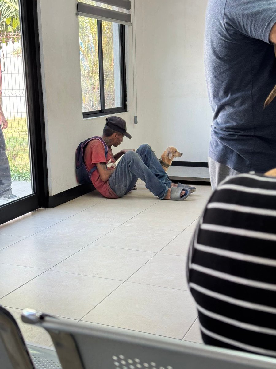 Animalesaprieto's tweet photo. En la Clínica de Bienestar Animal en García, hoy llegó esta persona en aparente situación de calle, llegó porque se encontró un perrito, lo había estado cuidando pero últimamente no quería comer y había preocupado al señor. 

Llegó preguntando que cuál era el costo, que no traía mucho… Le dijeron que la consulta es gratis y empezaron a pesarlo y a tomar notas. El señor se veía contento porque ya iban a checar al perrito.