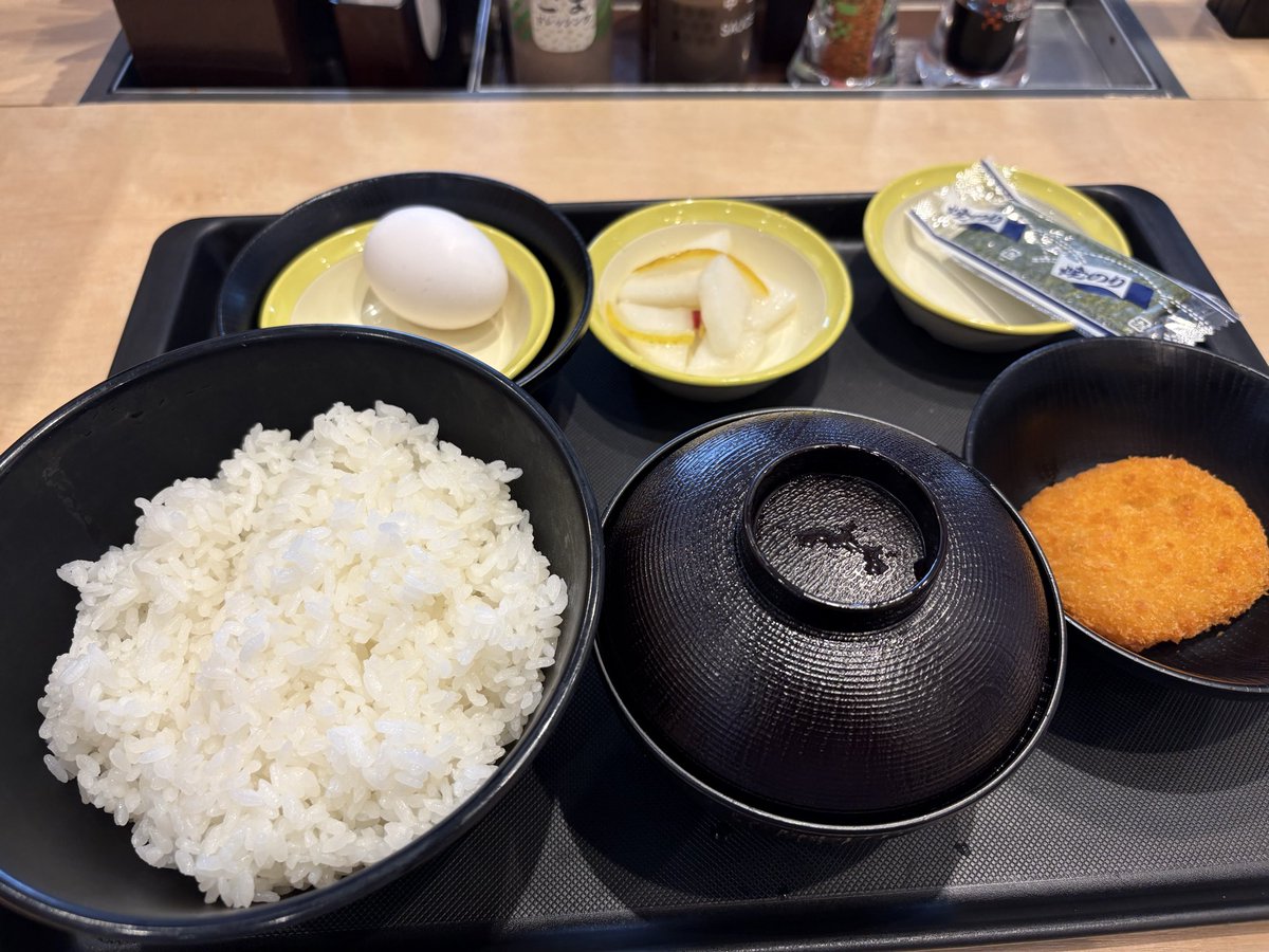 tmhy2013's tweet photo. 今日も松屋9時まで休み😭
松のや玉子かけごはん定食
サービス券でコロッケ380円
美味しかったです🤤😋

#松のや
#モーニング
#玉子かけごはん定食 https://t.co/LY8RwxQaNI