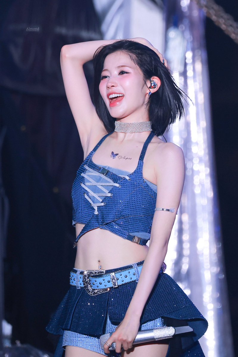BABYMONS_ASA's tweet photo. ステージ上のセクシーな女性

#ASA #아사 #アサ #榎並杏紗 #BABYMONSTER #베이비몬스터 https://t.co/dffI3rlOXf
