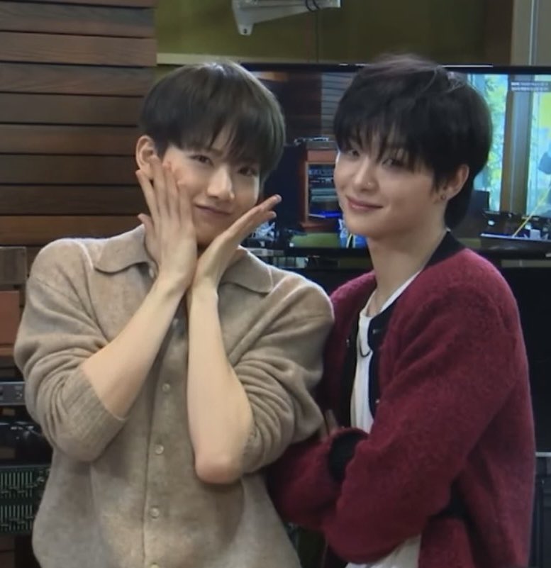 raraxthetics's tweet photo. the way jihoon suddenly mentioned junkyu while talking about the weather forecast on concert day (atp he’s just looking for any chance to mention junkyu 😭) 

🐶: even though junkyu isn’t here, it’s raining a lot, so you’re saying it’s not junkyu?
🐶: if junkyu were here, it would’ve rained even more
🐶: just +1
🐶: ㅋㅋㅋㅋㅋㅋㅋㅋㅋㅋㅋ rather than rain, I wish it were junkyu raining down (fallen from the sky)