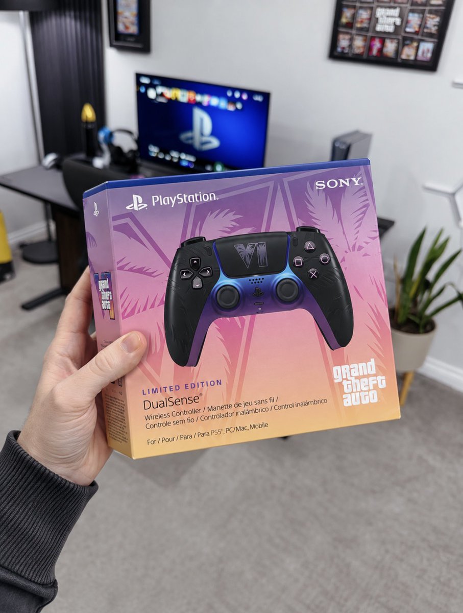 SourceVI's tweet photo. First images of the Limited-Edition GTA 6 controller are starting to surface as it lands in the hands of players 👀🎮

It looks incredible. 😍 #GTAVI https://t.co/KDz9UtOlC9