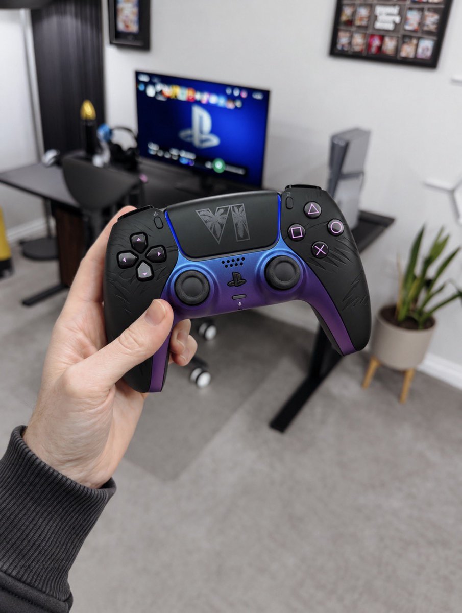 SourceVI's tweet photo. First images of the Limited-Edition GTA 6 controller are starting to surface as it lands in the hands of players 👀🎮

It looks incredible. 😍 #GTAVI https://t.co/KDz9UtOlC9