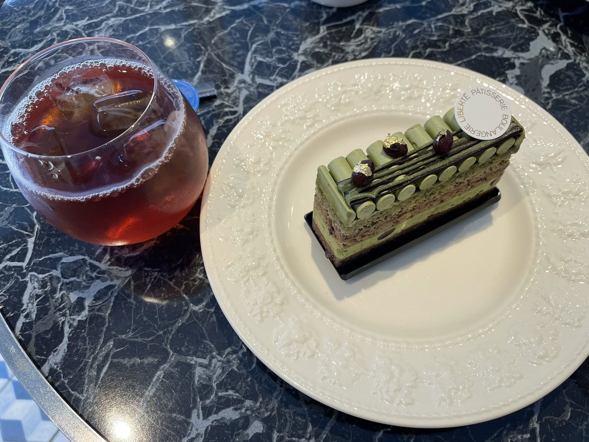 SuzuBand's tweet photo. この間、おしゃれなケーキ屋さんに行ってきました♪
抹茶の濃厚な味わいと小豆の甘みがマッチしていて美味しかったです🍵
アールグレイと相性良くて良かったです(*´ω｀*) https://t.co/RYakJQuRzZ