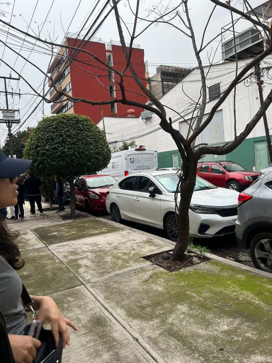 ULITO79's tweet photo. Última hora!!! Se reporta la muerte de una mujer al interior de  una clinica en la calle de Manuel Lopez Cotilla en la colonia del Valle @BJAlcaldia… de acuerdo con los reportes falleció durante una cirugía @FiscaliaCDMX @LuisMendozaBJ @nmas @nmasforo https://t.co/9wMpBbhi7U