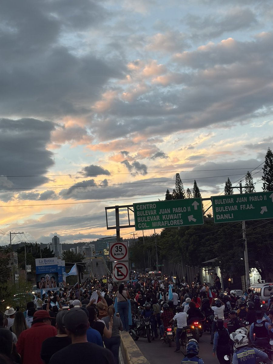 InformaHonduras's tweet photo. @CesiaMejiaHN Creo que siguen siendo el 19%...  al final la marcha fue de libre va usted??? https://t.co/Z0Ulh0pdxf