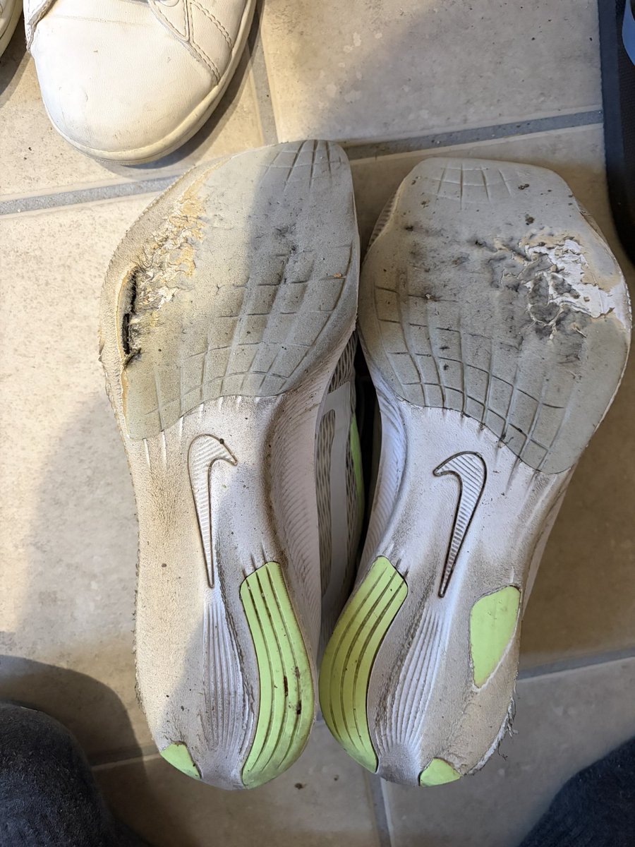 Don_STEPNer's tweet photo. いつもながら、シューズの寿命がわからない…
左右ですり減り方が違うのが気になるし。
#ランニングシューズ https://t.co/LtZutoLxpm