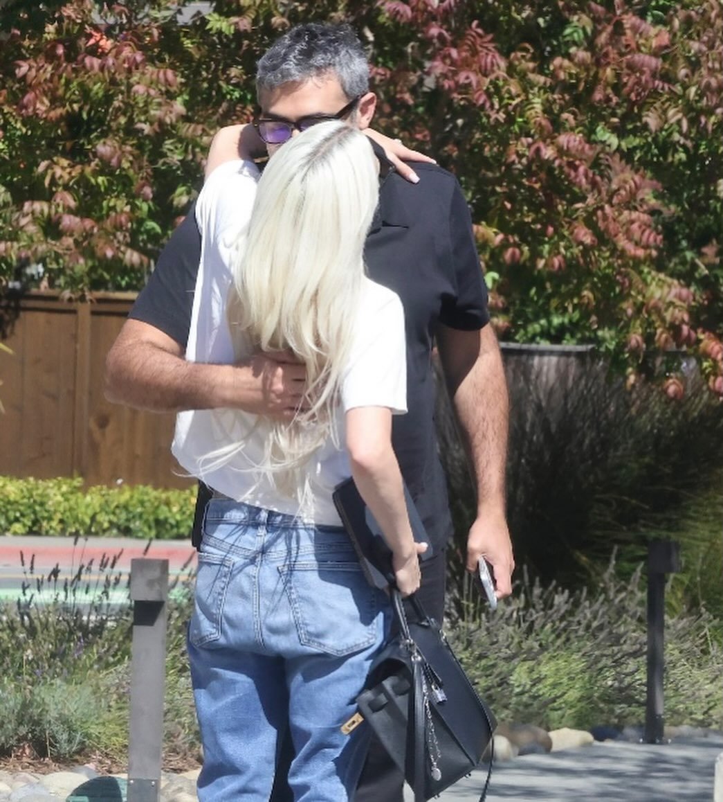 gagasourcelgs's tweet photo. Lady Gaga e Michael Polansky foram fotografados no norte da Califórnia. https://t.co/EVTjeONpKI