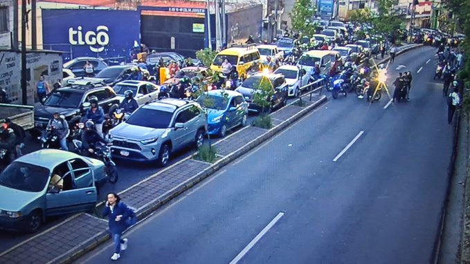 GtLiberal's tweet photo. #Bloqueo en Diagonal 25 con 15 calle en la entrada a colonia El Limón zona 18, en la ciudad de Guatemala, impacta y casi detenido hasta colonia Atlántida, afectando calzada La Paz y ruta El Atlántico según informó la #PMT https://t.co/8p09XjUjBm