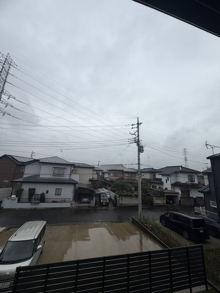 Sauna_Guide's tweet photo. この一週間…ずーーっと雨☔️☔️☔️
この前なんて「え？ここ川になる���定でした？🙄」って思うほどの���雨…💦

ここまで雨が続くのも珍しい気がする🥹

雨の日って、なんとな〜く気持ちも身体も晴れない😑☁️
やっぱり晴天☀️が一番だなぁ…と改めて実感。

……とか言いながら、

そんな雨の日に、ととのいサウナは普通に家を出る🏠🤣♨️

「雨だと気分が上がらない🥹」
と言いつつ、遊びに行く元気はしっかり残ってます😤✨

都合のいい身体に仕上がっております🙄笑

そして、ワンコはというと…🐶

雨だろうが☔️
晴れだろうが☀️
ご主人が遊びに行けば……

結局、お留守番😑🏠

🐶「天気より、ご主人が家にいるかどうかの方が重要だワン。」

……ごもっともです🤣💦

じゃあ今日は散歩でも行くか？🐕🎶

🐶「雨だから遠慮するワン。」

いや、晴れてても散歩嫌がるじゃん😑笑

うちのワンコ、ただでさえ散歩が好きじゃないので、雨の日なんて玄関から一歩も出る気がないと思います🤣☔️

みなさんのワンコは、雨の日でも散歩に行きますか？🐶☔️
雨でも「散歩行くぞー！🐕💨」派なのか、「今日は自宅警備に専���します🫡🏠」派なのか気になる…🤣

ちなみに我が家は、天候に関係なく自宅警備優先です🐶🚨笑

#雨の日 #雨続き #ワンコのいる生活 #犬のいる暮らし #自宅警備隊長 #散歩嫌い #サウナ #サ活 #ととのいサウナ