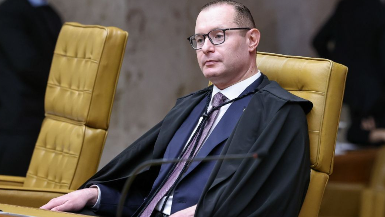 sbtnews's tweet photo. ➡️Zanin contesta e diz que dados de Vorcaro estão com Mendonça

Ministro afirma que material extraído de celular deve ser compartilhado com todos os integrantes da Corte antes do julgamento de terça (15) #sbtnews 
https://t.co/WTx1J1i4lh https://t.co/lADJ26F1Q5