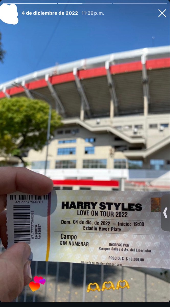 itswiftrp's tweet photo. i was there i remember it ALL TOO WELL (las dos pantalla de iphone y la pasarela pedorra pero fue el mejor show d mi vida) https://t.co/doT8U20UvD