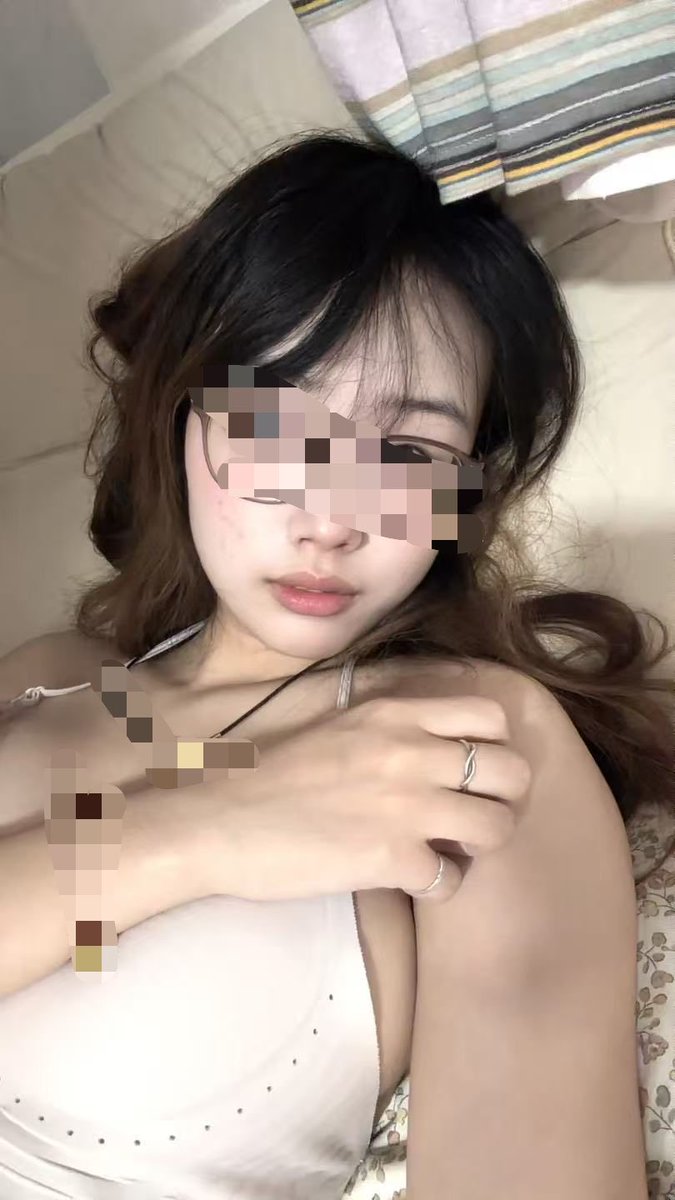 Kerwin210523's tweet photo. 今日新照 在图书馆认真学习回到寝室拍美美自拍的乖乖女友呀 https://t.co/aZNWgdYZq9