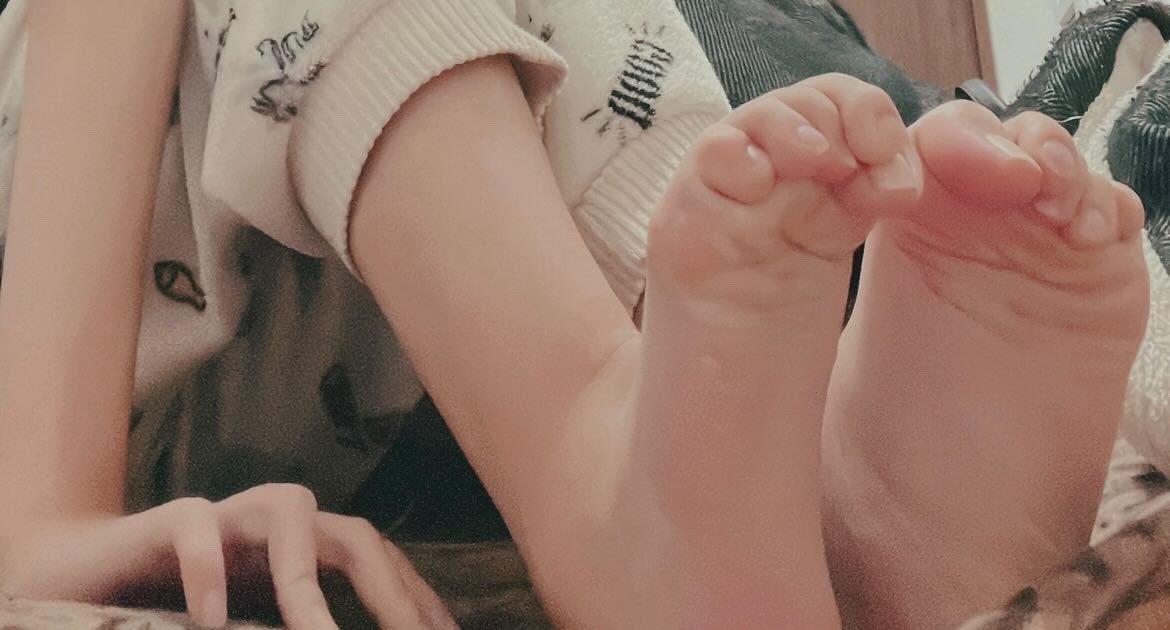 Cy31P's tweet photo. この子の足の面白いのが表と裏で全然印象が違うこと。
表で見ればスラッと長い綺麗な足指なのに
裏は丸々っとした可愛い感じ。
奥が深いね色んな形の子がいる。
#足裏フェチ
#女の子の足の裏
#足フェチ
#裸足
#女の子の足の指 https://t.co/2n1p1yhjQ4
