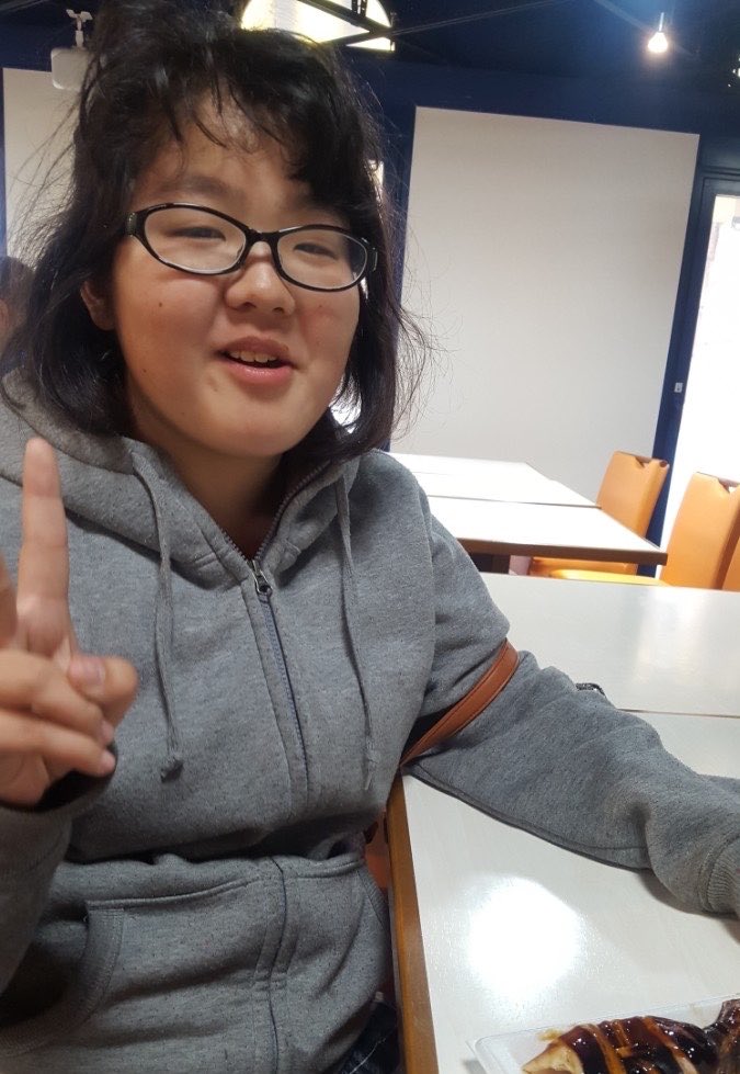 yunochi_01_n's tweet photo. 「元がいいから」って言われるけど、
もし本当に元がよかったなら、
中学の頃に「豚」とか「横綱」なんて呼ばれてないし、いじめられてもない。

言葉って、ひとつで自信にもなるし、逆に一生残る傷にもなる。

言った側にとっては何気ない一言でも、
言われた側にとっては、何年経っても消えない傷になります。

だから私は、あの頃の自分を変えたかっただけです。
(3、4枚目は整形前の20歳の頃です)